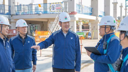 허윤홍(가운데) GS건설 대표가 현장을 둘러보며, 직원들에게 안전을 당부하고 있다. [GS건설 제공]